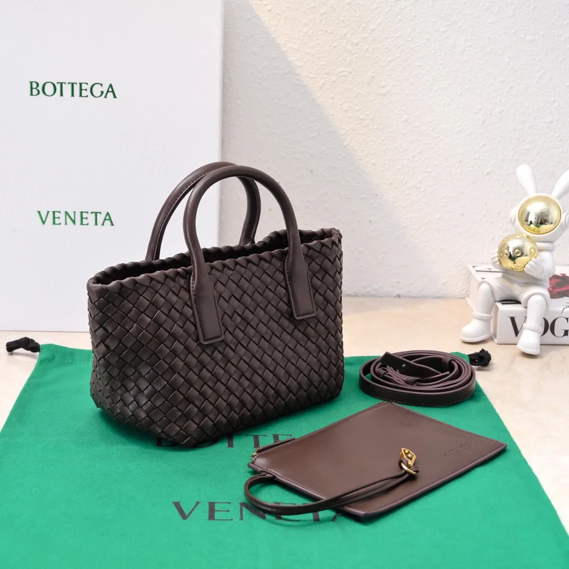 Batch 1560 Hello everyone, I have a new name, it’s called the Cabat woven Mini vegetable basket model ~ it can finally be carried on the shoulder. It is based on the original bag type and adds a shoulder strap and it is detachable! It's equivalent to spending one dollar to buy two bags. As the ace cutie of BV family, I really have no choice but to buy one! This bag of ours is really exactly the same as ZP. You can look big with a small amount of money~ Original sheepskin: size: 20*16*13cm, model: 5211#